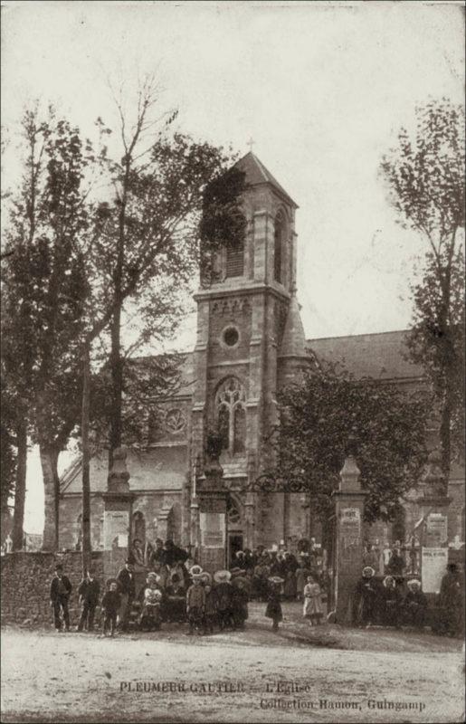 Le clocher de l'église Saint-Pierre à Pleumeur-Gautier au début des années 1900.