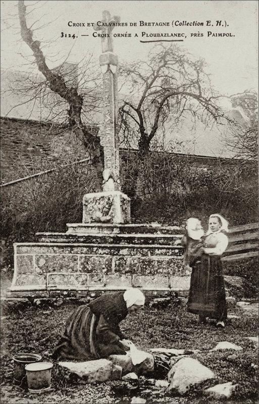 Un groupe de femmes devant un calvaire de Ploubazlanec au début des années 1900.