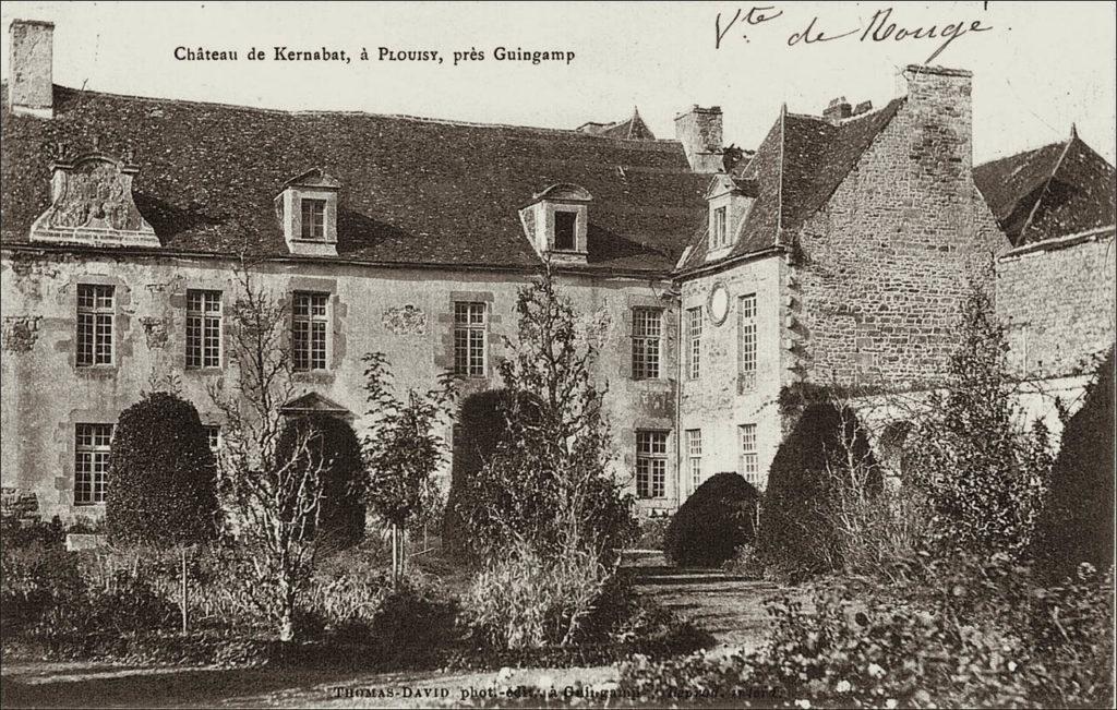 Le Manoir de Kernabat sur la commune de Plouisy au début des années 1900.