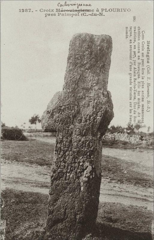 Une ancienne croix chrétienne sur la commune de Plourivo au début des années 1900.