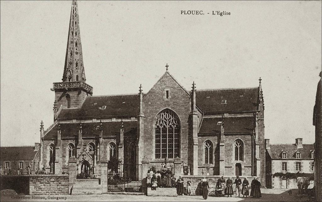 L'église Notre-Dame dans le bourg de Plouëc-sur-Trieux au début des années 1900.