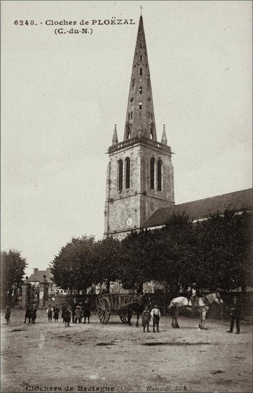 Le clocher de l'église Saint-Pierre dans le bourg de Ploëzal au début des années 1900.