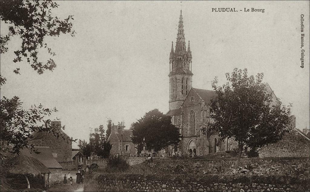 Le clocher de l'église Saint-Mayeux sur la commune de Pludual au début des années 1900.