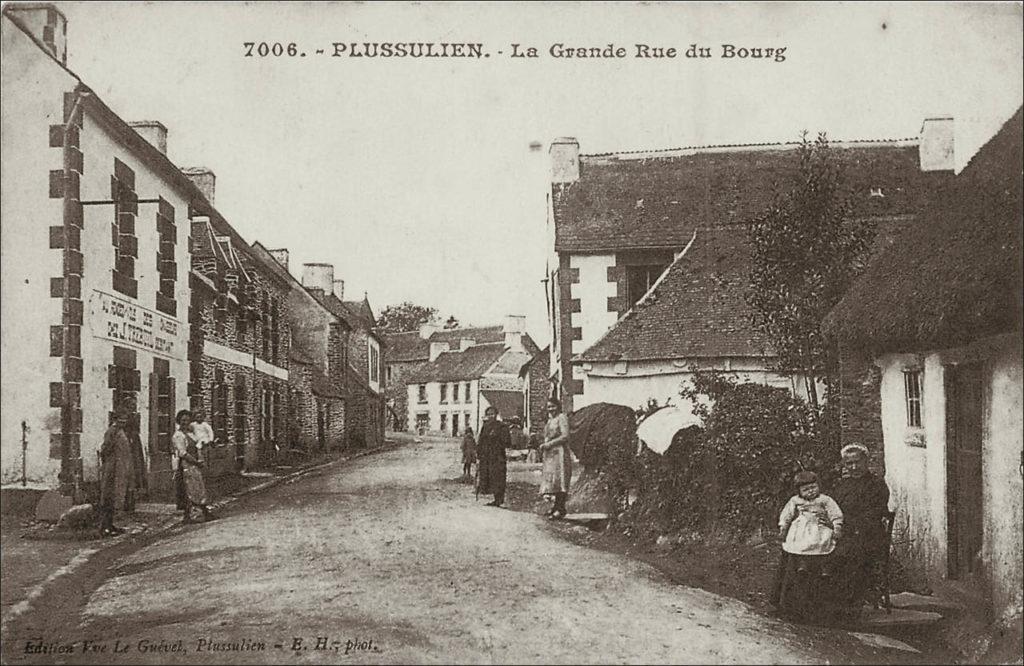 La grande rue du bourg de Plussulien au début des années 1900.