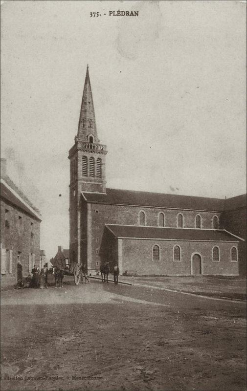 L'église Saint-Pierre et Saint-Paul dans le bourg de Plédran au début des années 1900.