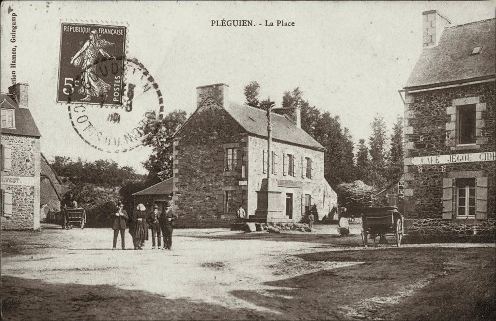 La place du bourg de Pléguien au début des années 1900.