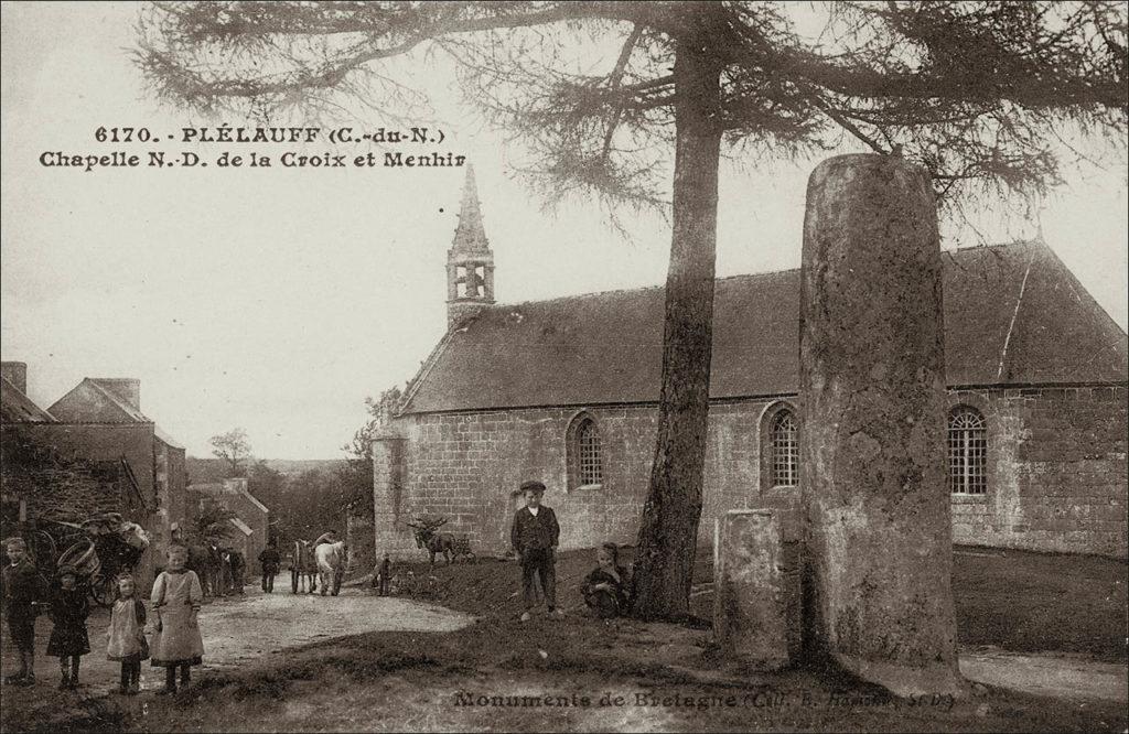 Le Menhir et la chapelle Notre-Dame sur la commune de Plélauff au début des années 1900.