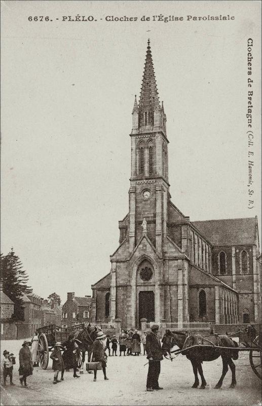 Le clocher de l'église Saint-Pierre et Saint-Paul dans le bourg de Plélo au début des années 1900.