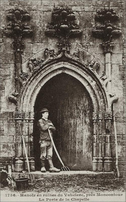Porte de la chapelle du manoir de Vauclair sur la commune de Plémy au début des années 1900.