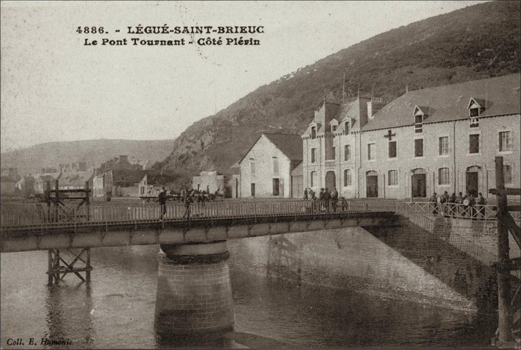 Le pont tournant traversant le Légué sur la commune de Plérin au début des années 1900.