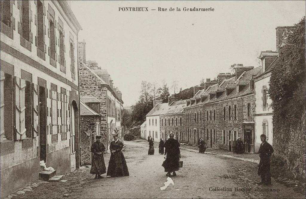 La rue de la gendarmerie dans le bourg de Pontrieux au début des années 1900.