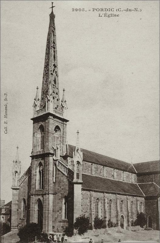 L'église Saint-Pierre dans le bourg de Pordic au début des années 1900.