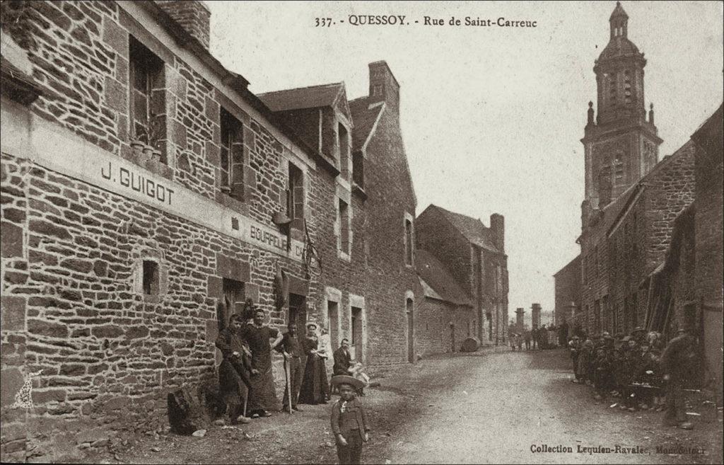 La rue de Saint-Carreuc dans le bourg de Quessoy au début des années 1900.