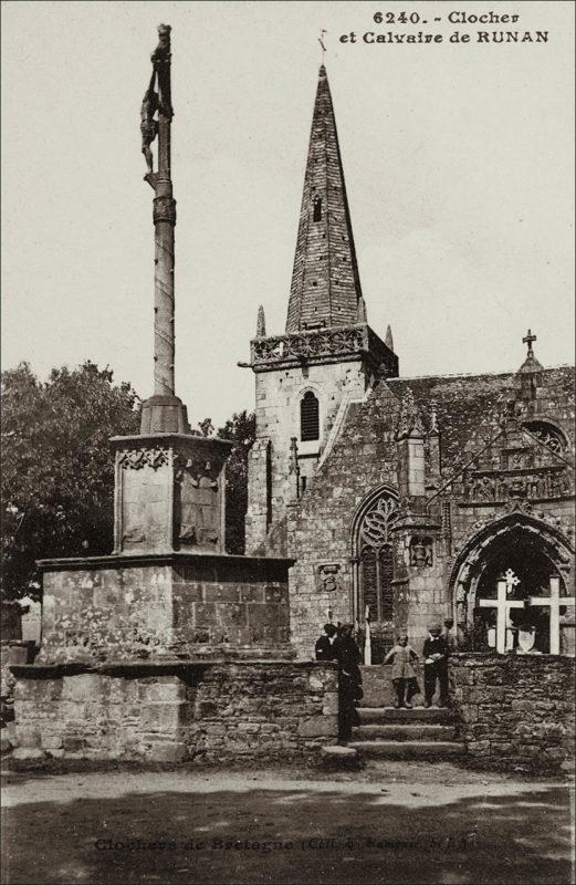 Le calvaire et l'église Notre-Dame dans le bourg de Runan au début des années 1900.