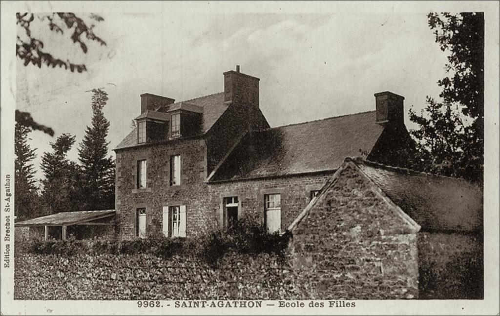 L'école des filles sur la commune de Saint-Agathon au début des années 1900.