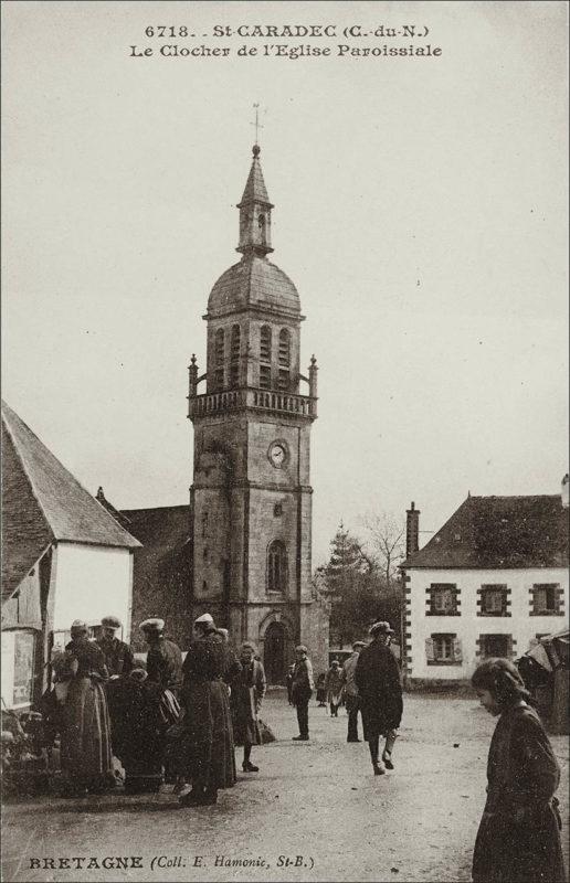 L'église Saint-Caradec dans le bourg de Saint-Caradec au début des années 1900.