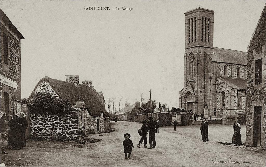 Le bourg et l'église Notre-Dame dans le bourg de Saint-Clet au début des années 1900.