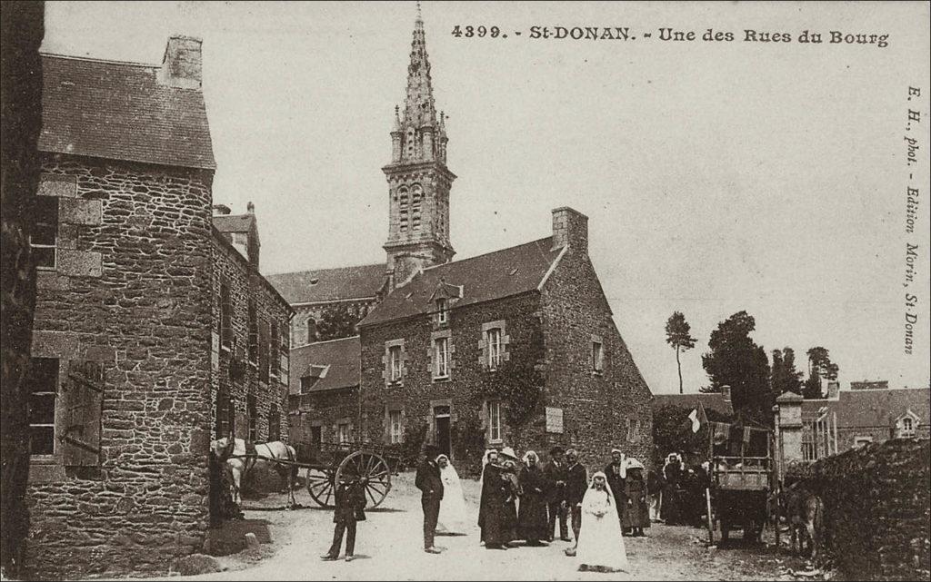 Une rue du bourg de Saint-Donan au début des années 1900.