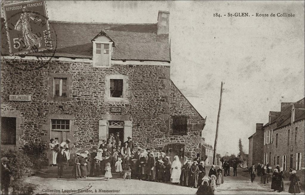 La route de Collinée dans le bourg de Saint-Glen au début des années 1900.