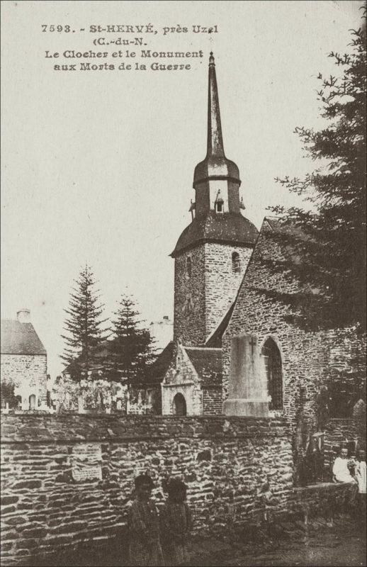 L'église Saint-Hervé dans le bourg de Saint-Hervé au début des années 1900.