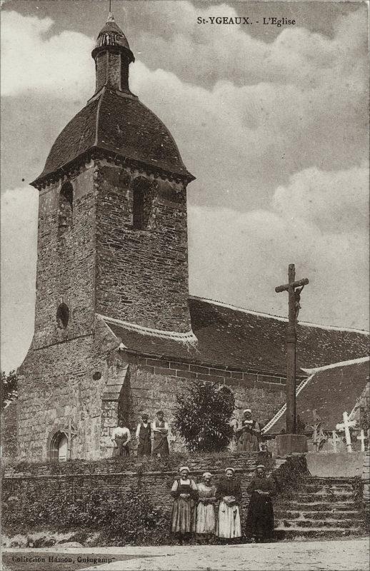 Le clocher de l'église paroissiale de Saint-Ygeaux au début des années 1900.