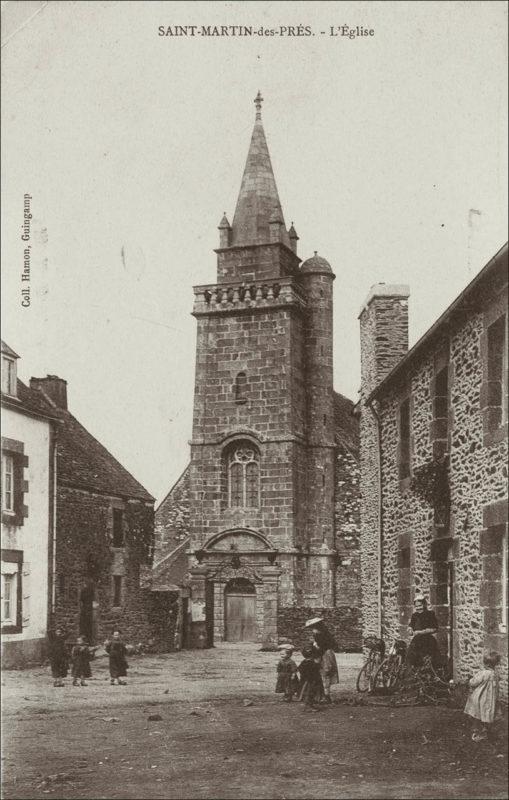 Le clocher de l'église Saint-Martin à Saint-Martin-des-Près au début des années 1900.