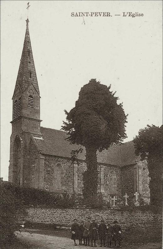 L'église Saint-Pierre sur la commune de Saint-Péver au début des années 1900.
