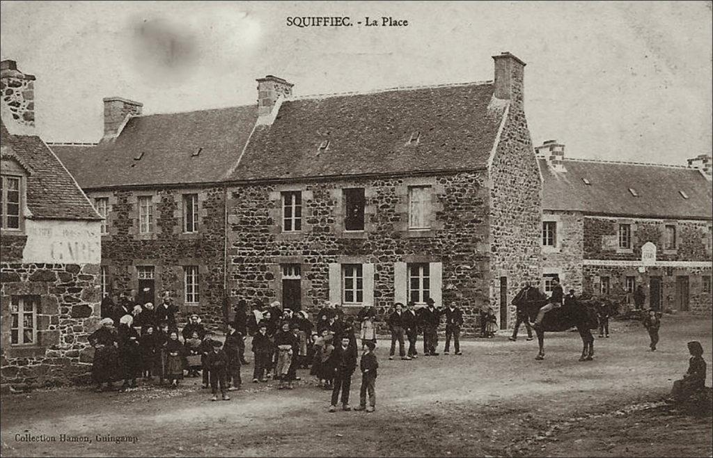 La place du bourg de Squiffiec au début des années 1900.