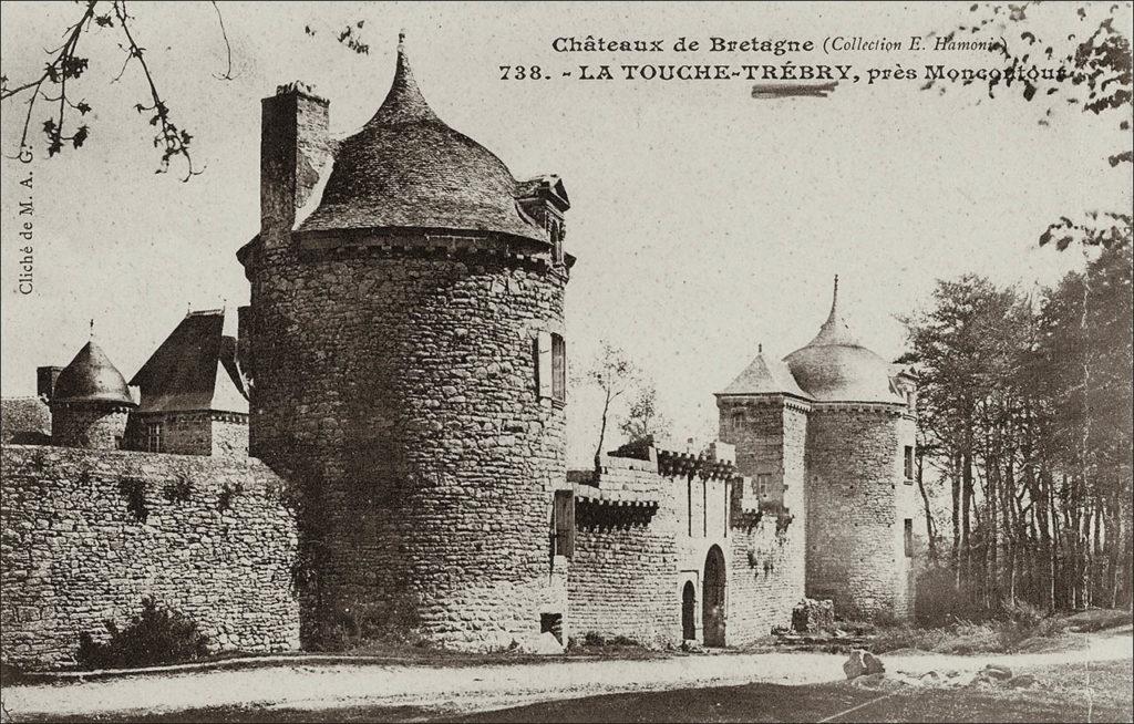 Le château de la Touche-Trébry sur la commune de Trébry au début des années 1900.
