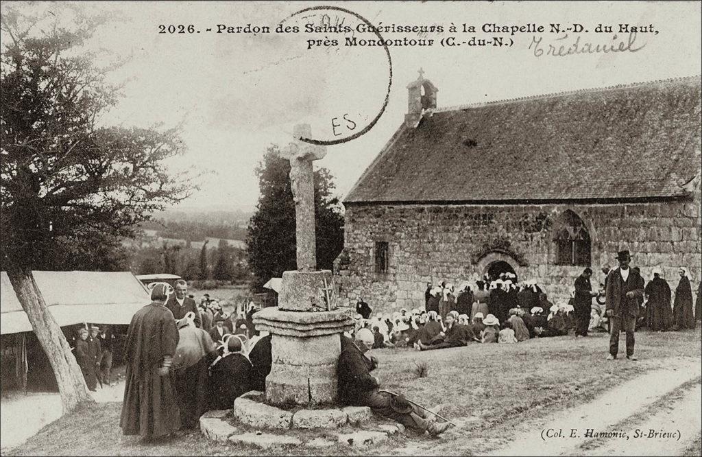 Pardon à la chapelle Notre-Dame-du-Haut sur la commune de Trédaniel au début des années 1900.