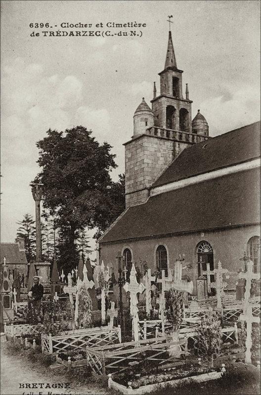 Le cimetière autour de l'église Saint-Pierre à Trédarzec au début des années 1900.