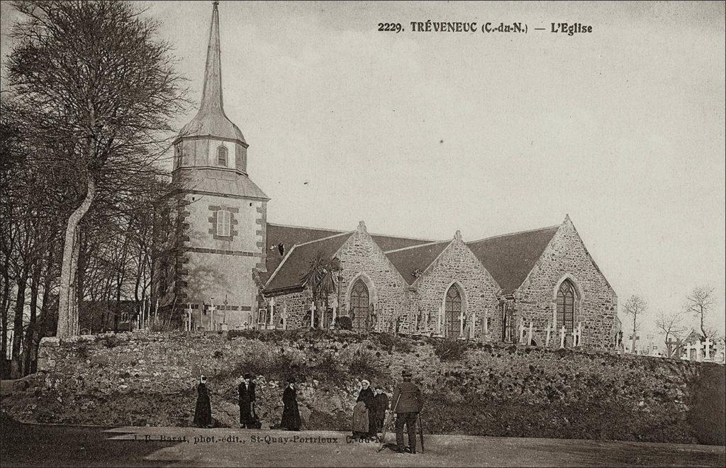 L'église Saint-Colomban sur la commune de Tréveneuc au début des années 1900.