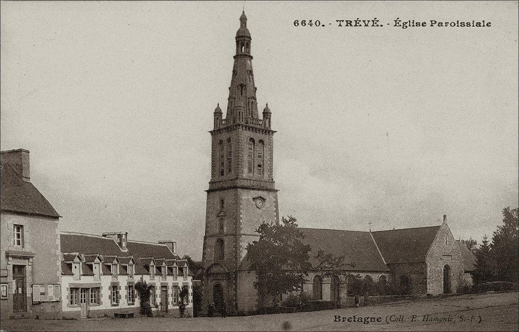 Le clocher de l'église paroissiale Saint-just à Trévé au début des années 1900.