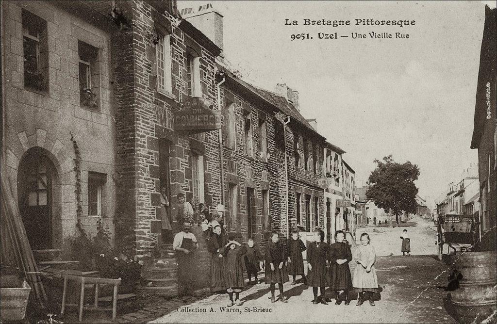 Une vieille rue du bourg d'Uzel au début des années 1900.