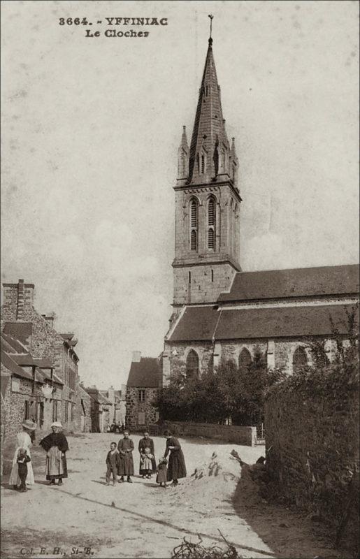 Le clocher de l'église Saint-Aubin dans le bourg d'Yffiniac au début des années 1900.