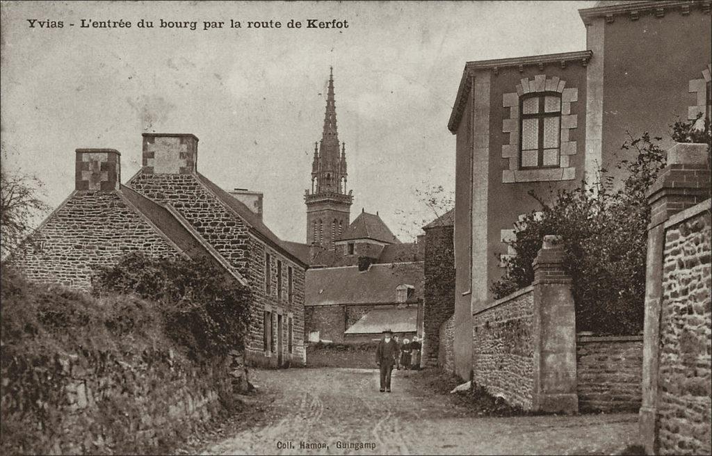 L'entré du bourg d'Yvias avec l'église Saint-Judoce au début des années 1900.