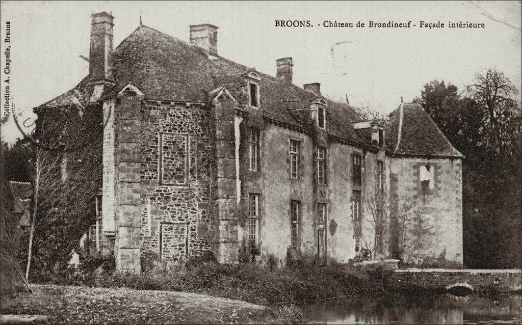 La façade intérieure du château de Brondineuf sur la commune de Broons.