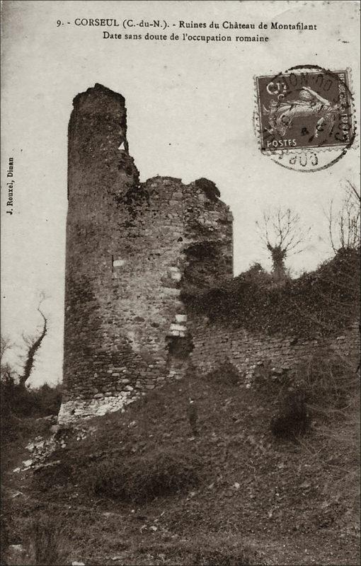 Les ruines du château de Montafilant sur la commune de Corseul au début des années 1900.