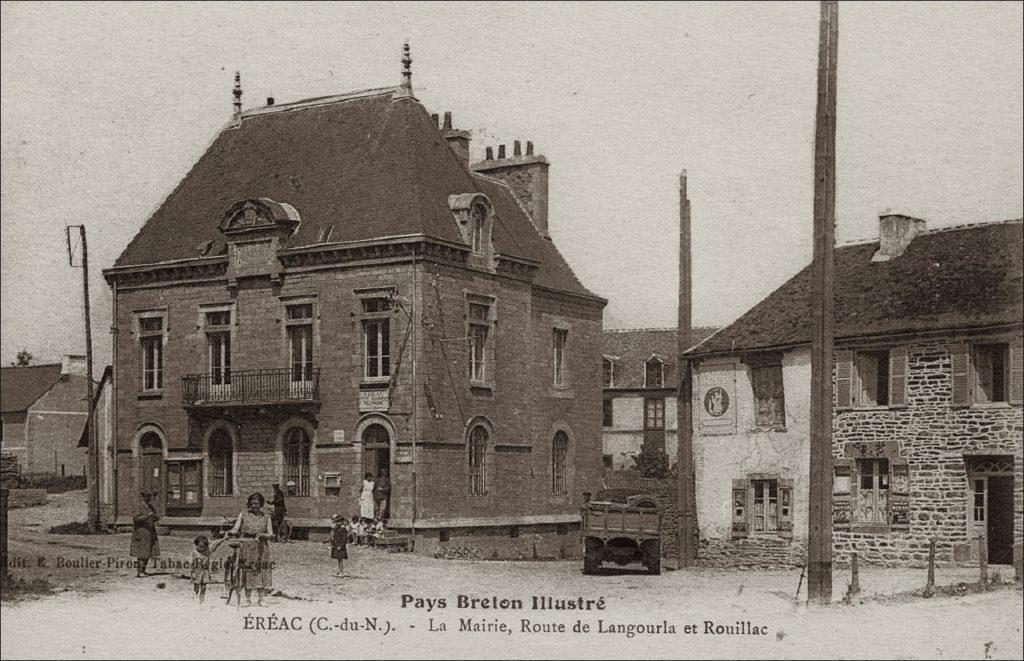 La mairie, la route de Langourla et de Rouillac dans le bourg d'Éréac au début des années 1900.