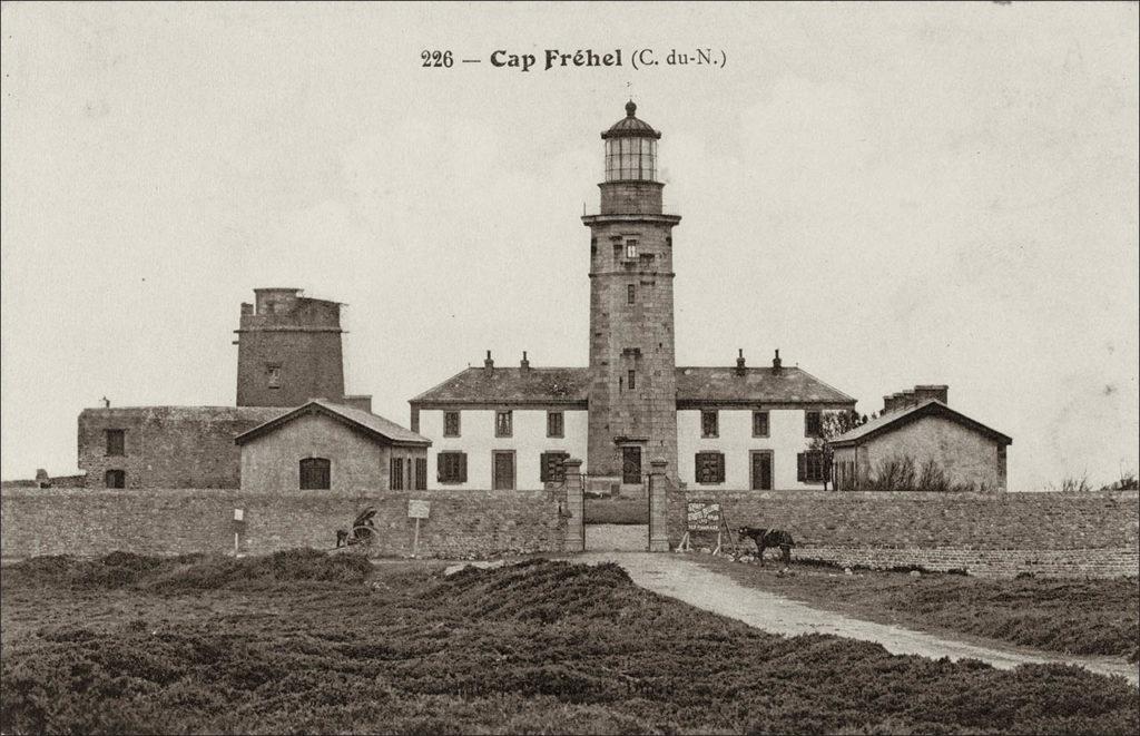 Le phare situé à la pointe du Cap Fréhel au début des années 1900.