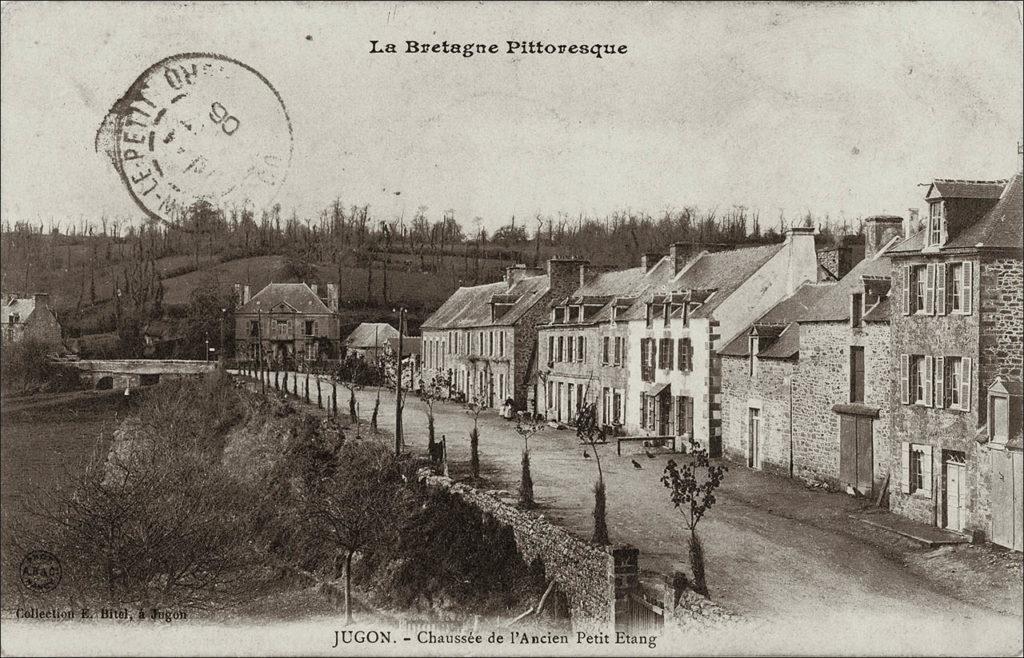 La chaussée de l'ancien petit étang sur la commune de Jugon-les-Lacs au début des années 1900.