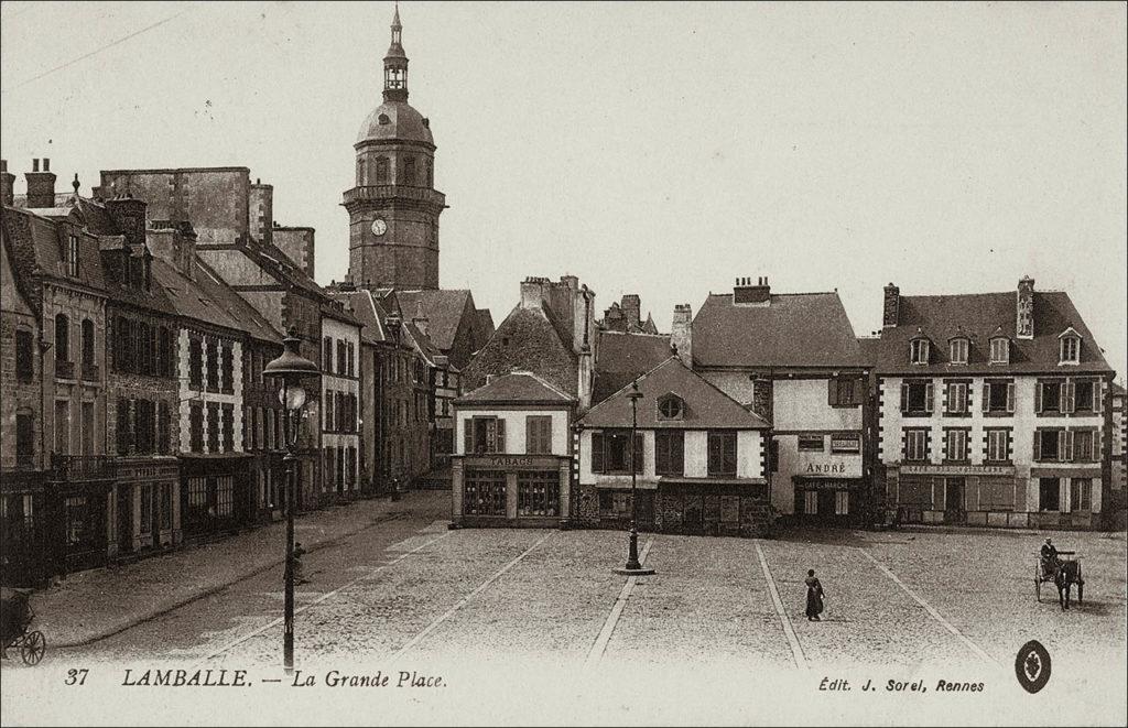 La grande Place de la ville de Lamballe au début des années 1900.