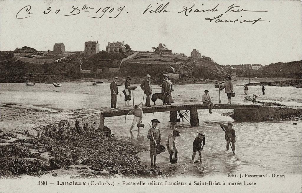 La passerelle reliant Lancieux à Saint-Briac au début des années 1900.