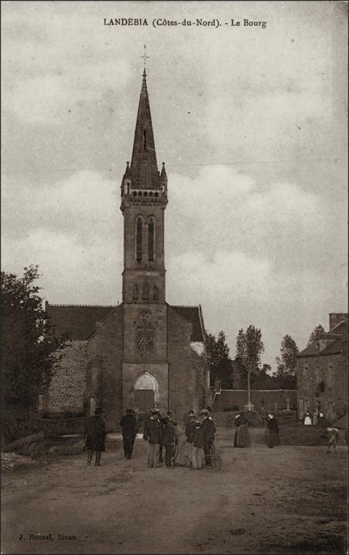 Le clocher de l'église Saint-Éloi dans le bourg de Landébia.