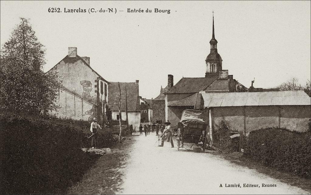 L'entrée du bourg de Lanrelas au début des années 1900.