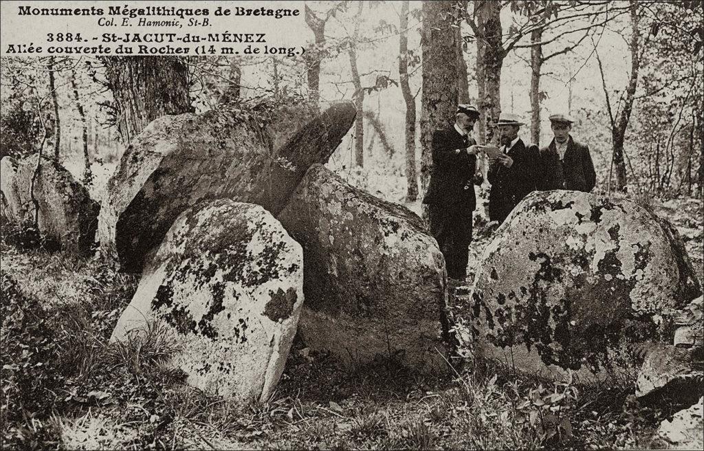 L'allée couverte du Rocher dans la commune de Saint-Jacut-du-Mené au début des années 1900.