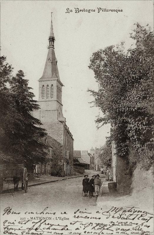 Le clocher de l'église Notre-Dame sur la commune de Matignon au début des années 1900.