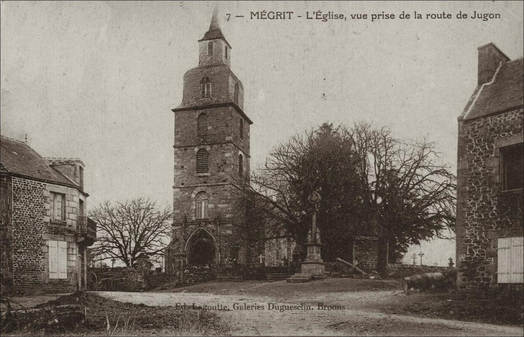 L'église Saint-Pierre-et-Saint-Paul dans le bourg de Mégrit au début des années 1900.