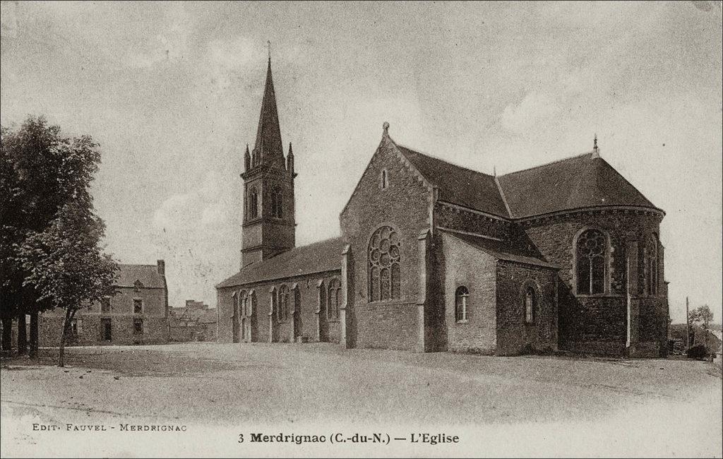 L'église Saint-Pierre dans le bourg de la commune de Merdrignac au début des années 1900.