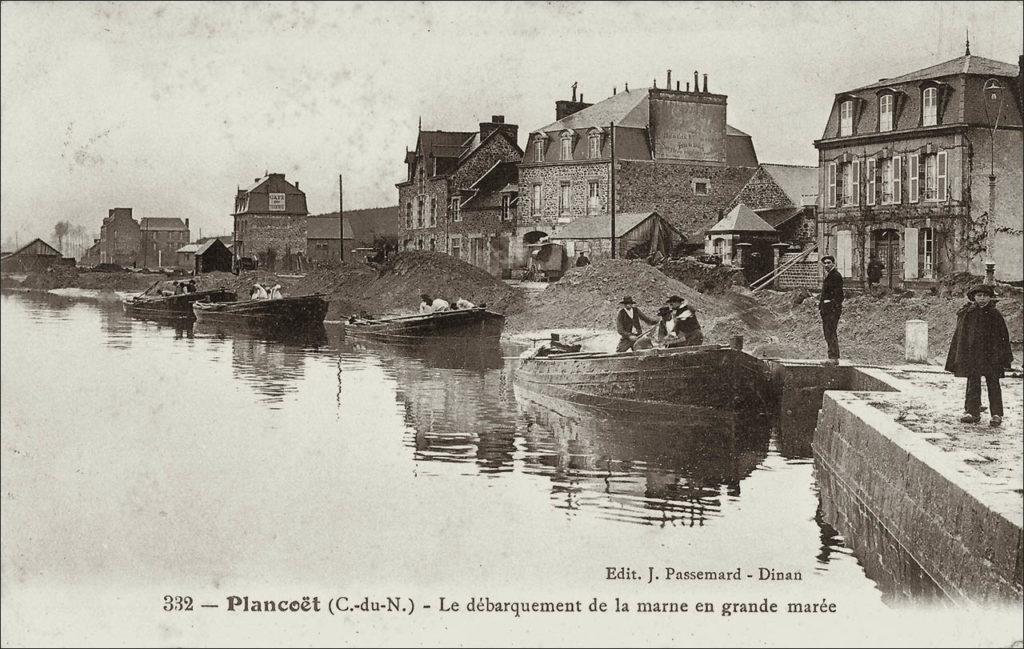 Le débarquement de la marne sur le port de Plancoët au début des années 1900.